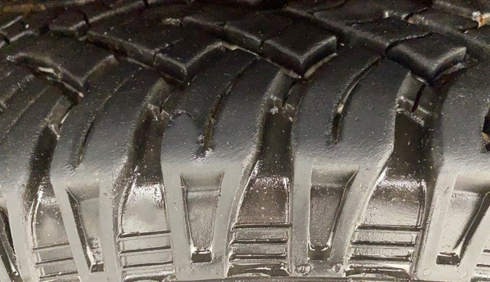 2018 Mahindra TUV300 T10, Diesel, Manual, 55,556 km, Left Front Tyre Tread