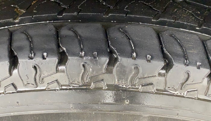 2018 Mahindra TUV300 T10, Diesel, Manual, 55,556 km, Left Rear Tyre Tread
