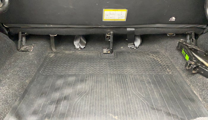 2018 Mahindra TUV300 T10, Diesel, Manual, 55,556 km, Boot Inside
