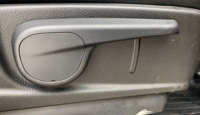 2018 Mahindra TUV300 T10, Diesel, Manual, 55,556 km, Driver Side Adjustment Panel