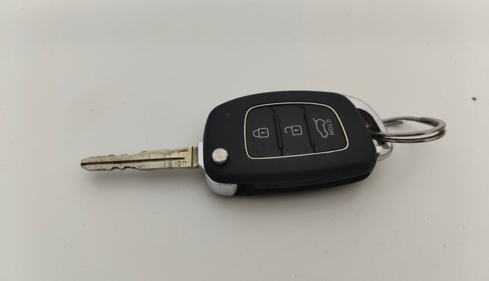 2021 Hyundai VENUE SX 1.0 (O) TURBO IMT, CNG, Manual, 67,305 km, Key Close Up