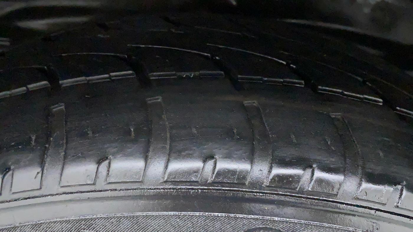 2018 Tata Hexa Varicor 400 XT, Diesel, Manual, 90,594 km, Right Rear Tyre Tread