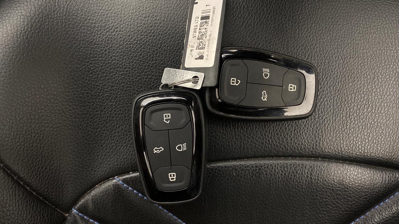 2023 Tata PUNCH Creative Dual Tone AMT Sunroof , Petrol, Automatic, 28,456 km, Key Close Up
