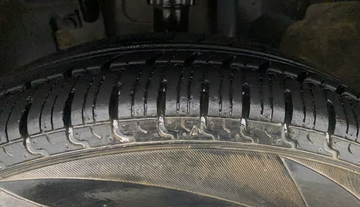 2015 Renault Kwid RXE, Petrol, Manual, 33,805 km, Left Front Tyre Tread