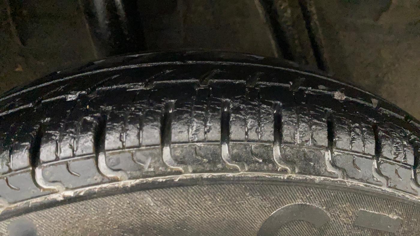 2015 Renault Kwid RXE, Petrol, Manual, 33,805 km, Right Rear Tyre Tread