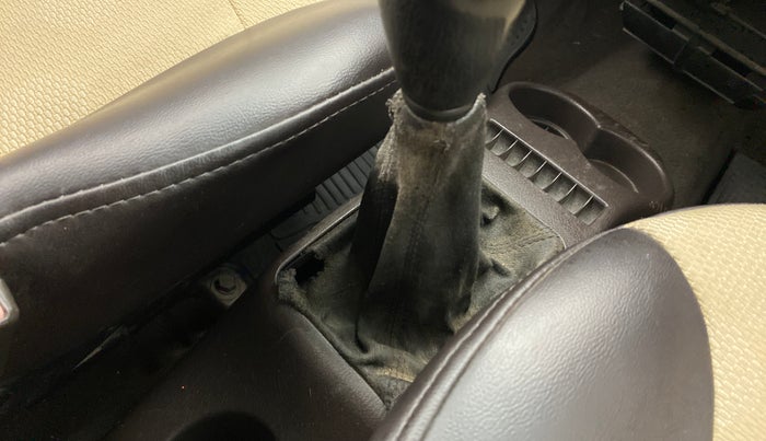2010 Hyundai Santro Xing GLS, Petrol, Manual, 62,572 km, Gear lever - Boot cover slightly torn