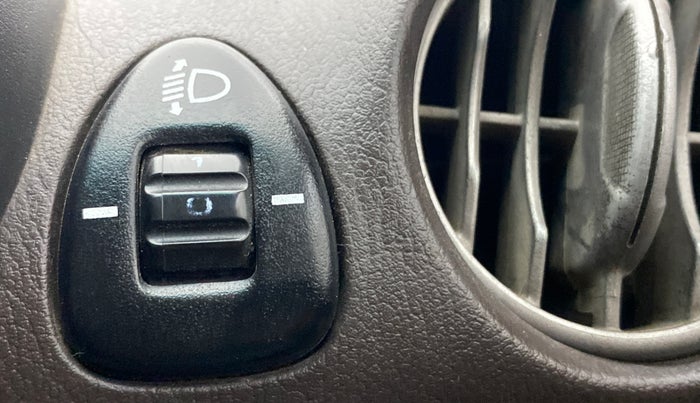 2010 Hyundai Santro Xing GLS, Petrol, Manual, 62,572 km, Dashboard - Headlight height adjustment not working