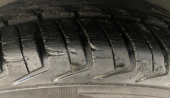 2014 Hyundai Eon MAGNA +, Petrol, Manual, 29,824 km, Left Front Tyre Tread