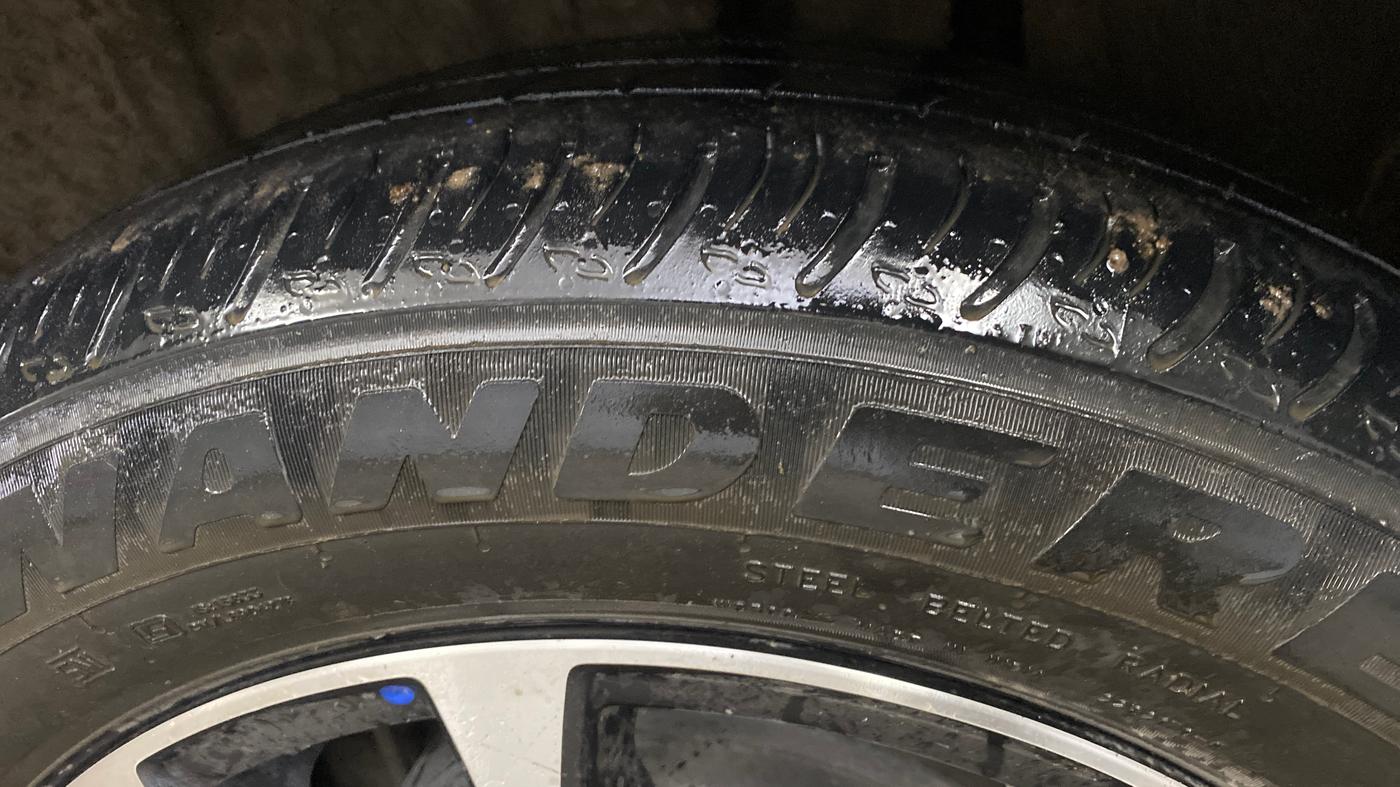 2023 Maruti XL6 ZETA CNG, CNG, Manual, 64,935 km, Left Rear Tyre Tread