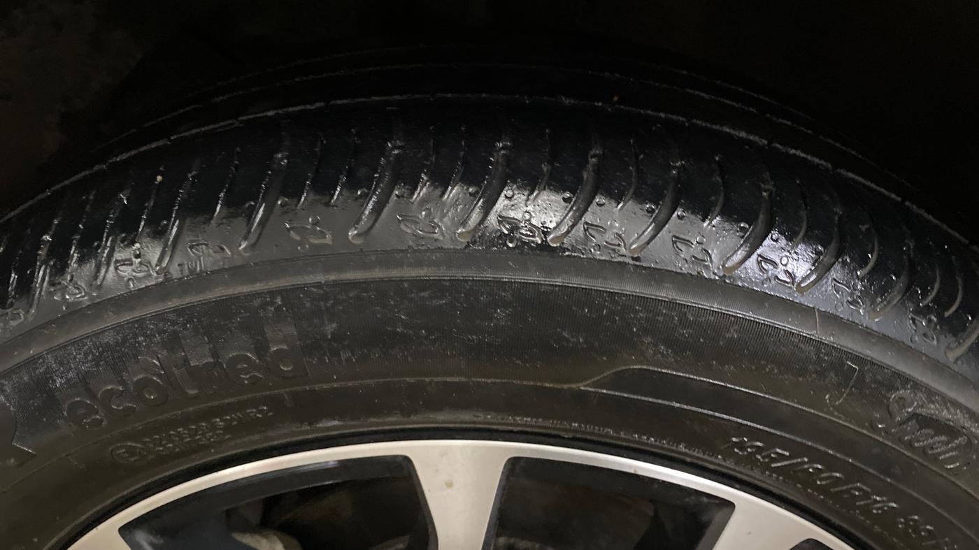 2023 Maruti XL6 ZETA CNG, CNG, Manual, 64,935 km, Left Front Tyre Tread