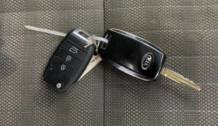 2021 KIA SONET HTK PLUS 1.5 AT, Diesel, Automatic, 83,619 km, Key Close Up