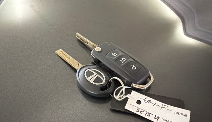 2024 Tata NEXON SMART+ 1.2 PETROL, CNG, Manual, 16,614 km, Key Close Up