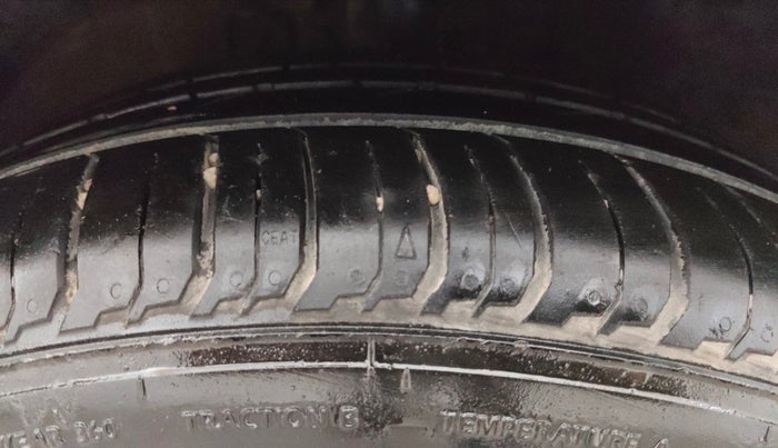 2017 Volkswagen Ameo HIGHLINE1.2L PLUS 16 ALLOY, Petrol, Manual, 95,740 km, Right Front Tyre Tread