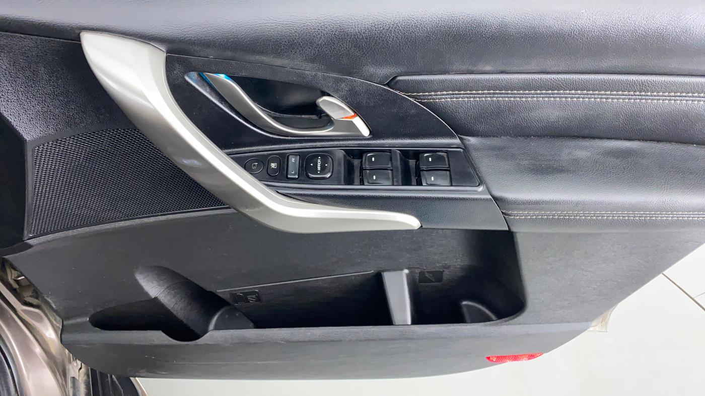 2019 Mahindra XUV500 W11 (O) AT, Diesel, Automatic, 57,685 km, Driver Side Door Panels Control