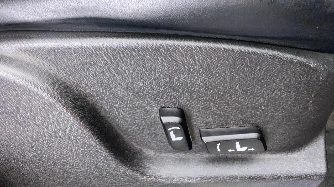 2019 Mahindra XUV500 W11 (O) AT, Diesel, Automatic, 57,685 km, Driver Side Adjustment Panel