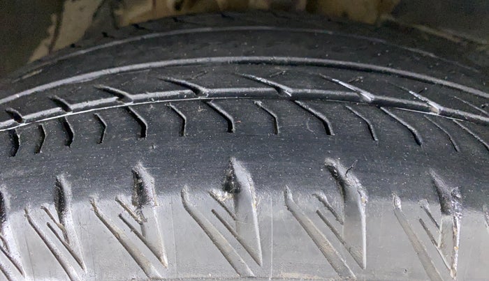 2019 Mahindra XUV500 W11 (O) AT, Diesel, Automatic, 57,685 km, Right Front Tyre Tread