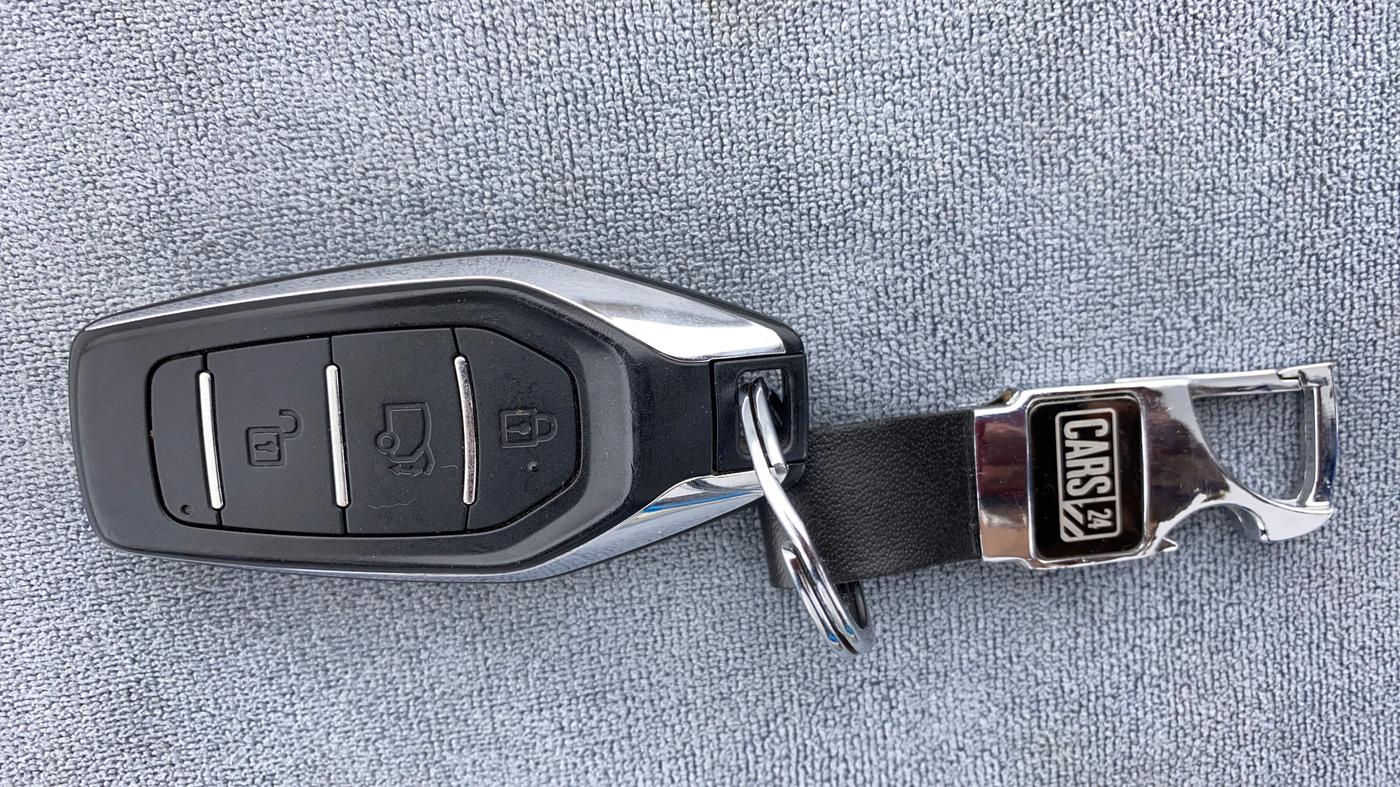 2019 Mahindra XUV500 W11 (O) AT, Diesel, Automatic, 57,685 km, Key Close Up