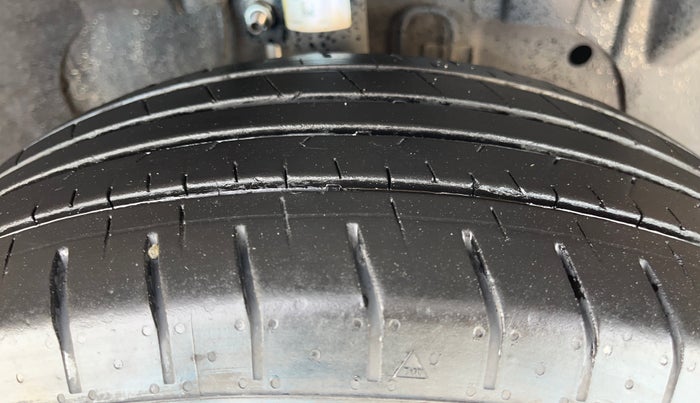 2013 Ford Ecosport TREND 1.5L PETROL, Petrol, Manual, 1,00,513 km, Right Front Tyre Tread