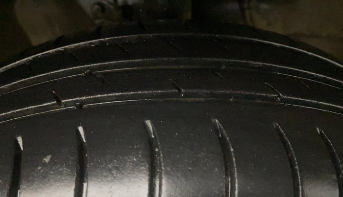 2016 Maruti Wagon R 1.0 VXI  ABS-AIRBAG, Petrol, Manual, 1,18,012 km, Right Front Tyre Tread