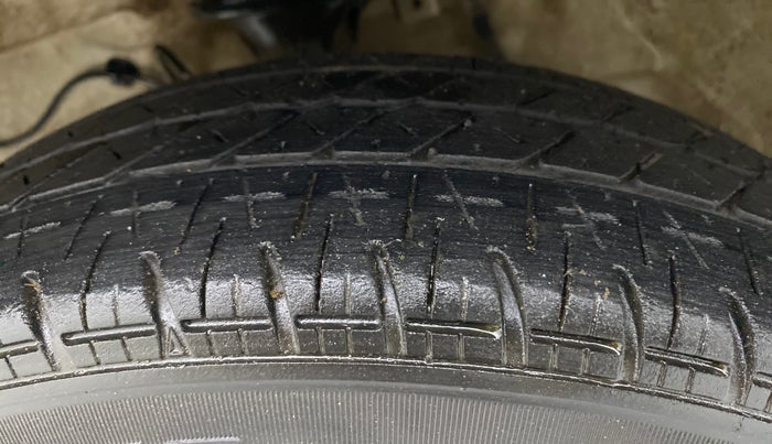2019 Maruti Alto LXI CNG, CNG, Manual, 95,963 km, Left Front Tyre Tread