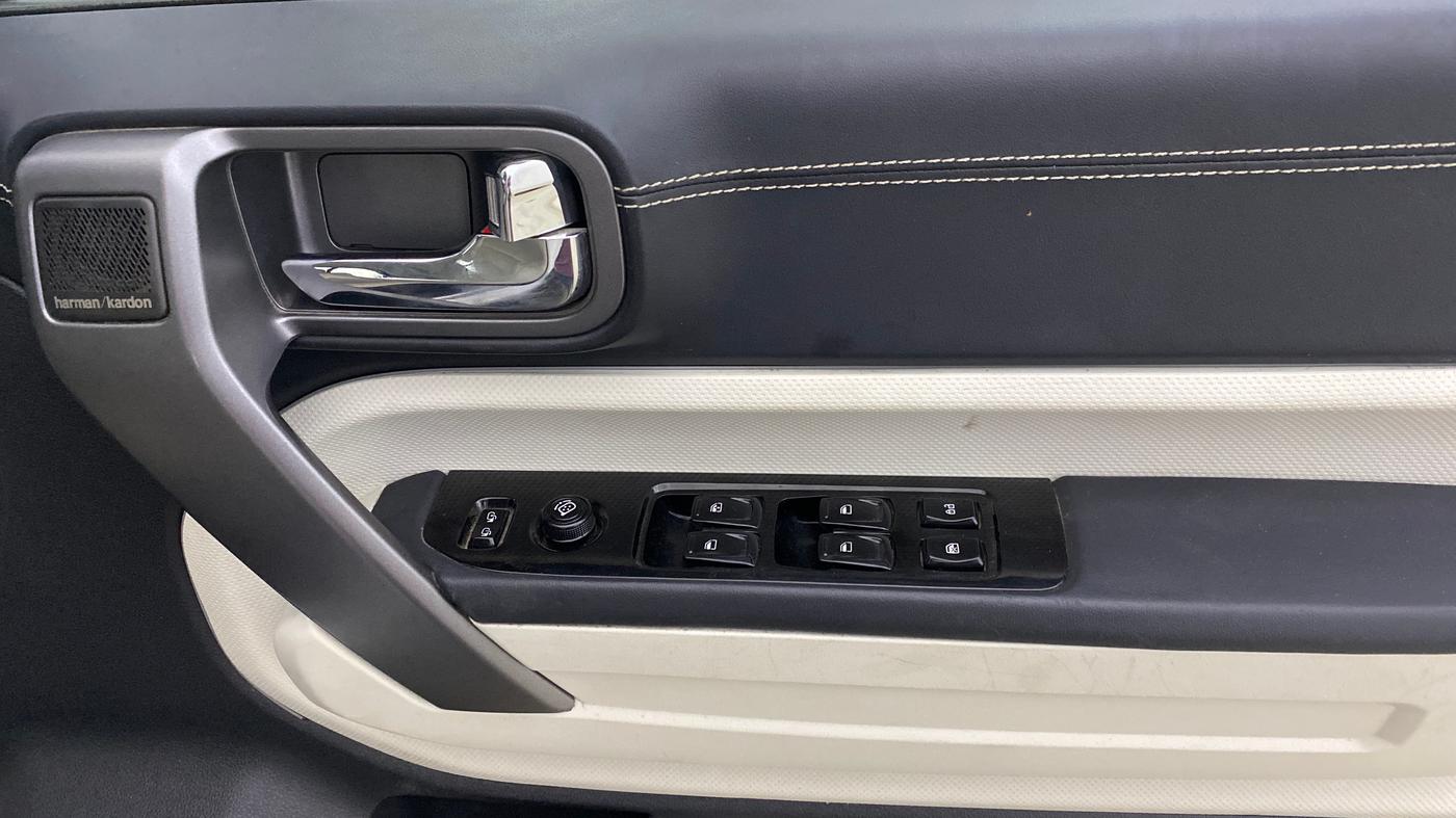2025 Mahindra Thar Roxx  AX7 L Petrol AT 2WD, Petrol, Automatic, 29,898 km, Driver Side Door Panels Control