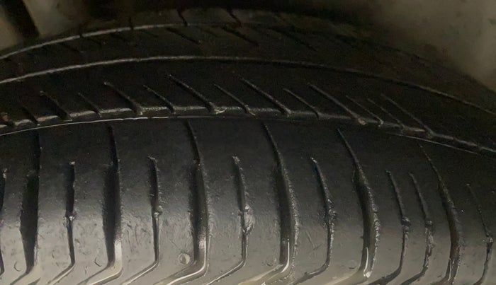 2014 Maruti Swift Dzire VXI, Petrol, Manual, 68,309 km, Right Rear Tyre Tread