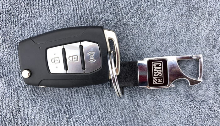 2020 Mahindra XUV300 1.2 W6 MT, Petrol, Manual, 18,028 km, Key Close Up