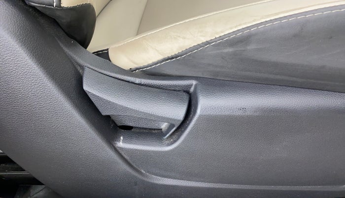 2020 Mahindra XUV300 1.2 W6 MT, Petrol, Manual, 18,028 km, Driver Side Adjustment Panel