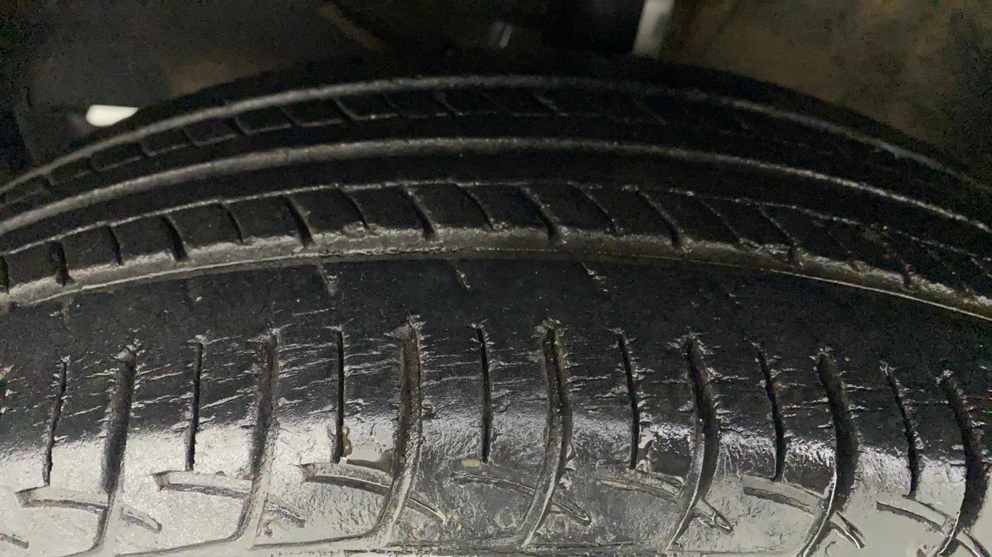 2017 Maruti Baleno DELTA PETROL 1.2, Petrol, Manual, 39,033 km, Left Front Tyre Tread