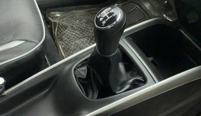 2017 Maruti Baleno DELTA PETROL 1.2, Petrol, Manual, 39,033 km, Gear lever - Boot Cover minor damage