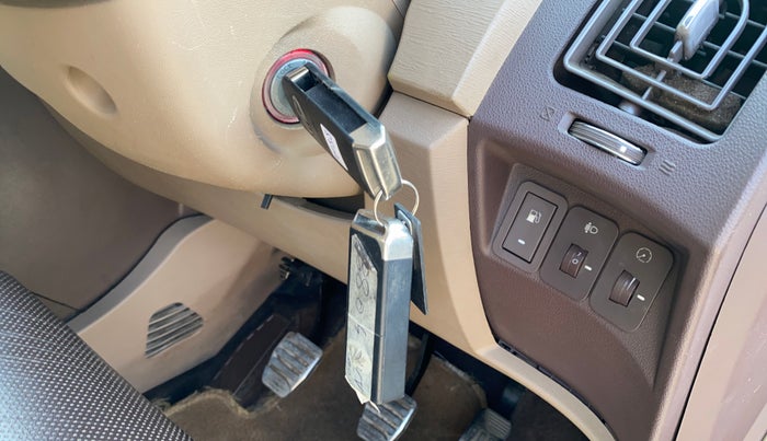 2015 Mahindra XUV500 W8, Diesel, Manual, 77,616 km, Keyless Start/ Stop Button