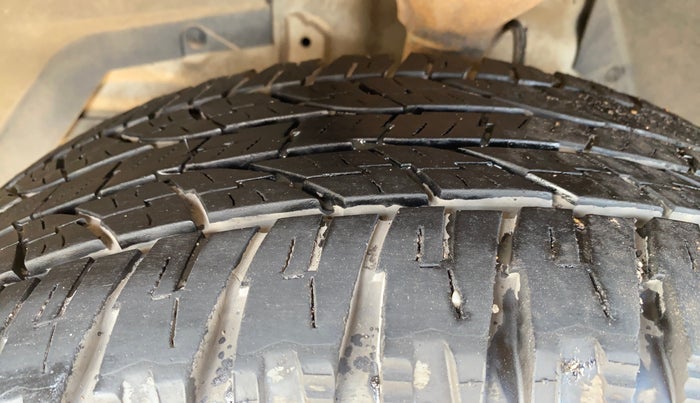 2015 Mahindra XUV500 W8, Diesel, Manual, 77,616 km, Left Front Tyre Tread