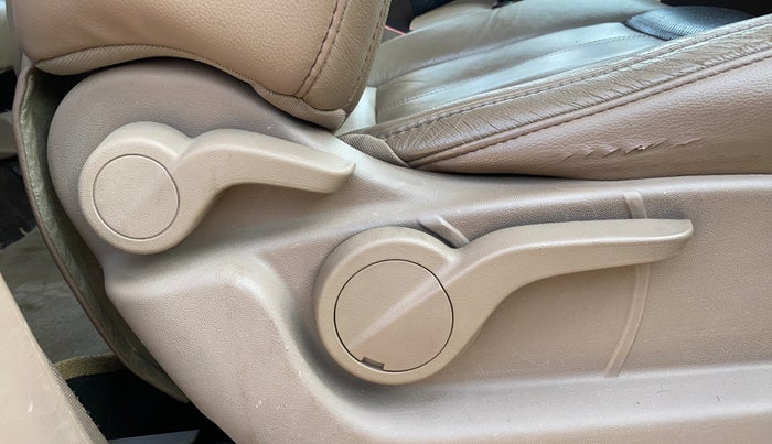 2015 Mahindra XUV500 W8, Diesel, Manual, 77,616 km, Driver Side Adjustment Panel