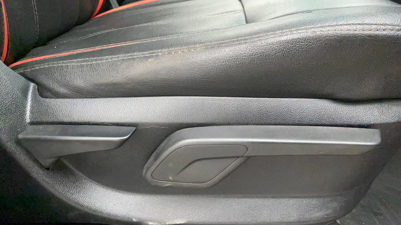 2017 Mahindra Kuv100 K8 6 STR, Petrol, Manual, 81,576 km, Driver Side Adjustment Panel