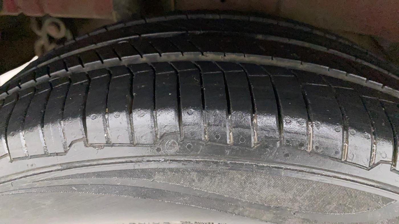 2017 Mahindra Kuv100 K8 6 STR, Petrol, Manual, 81,576 km, Right Rear Tyre Tread
