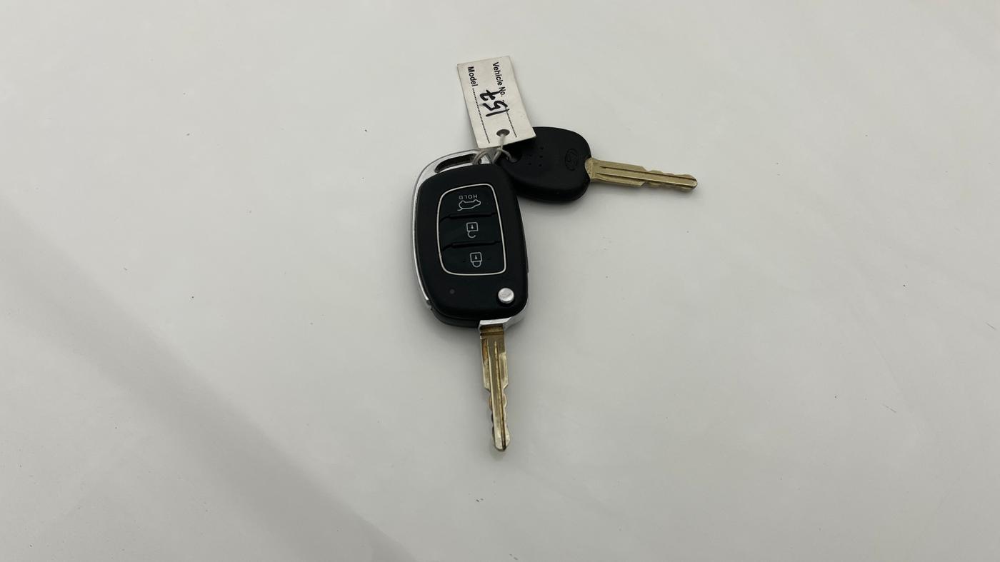 2024 Hyundai VENUE S 1.2, Petrol, Manual, 38,060 km, Key Close Up