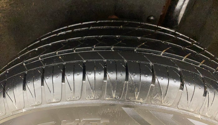 2017 Maruti Vitara Brezza ZDI PLUS DUAL TONE, Diesel, Manual, 1,29,768 km, Left Rear Tyre Tread