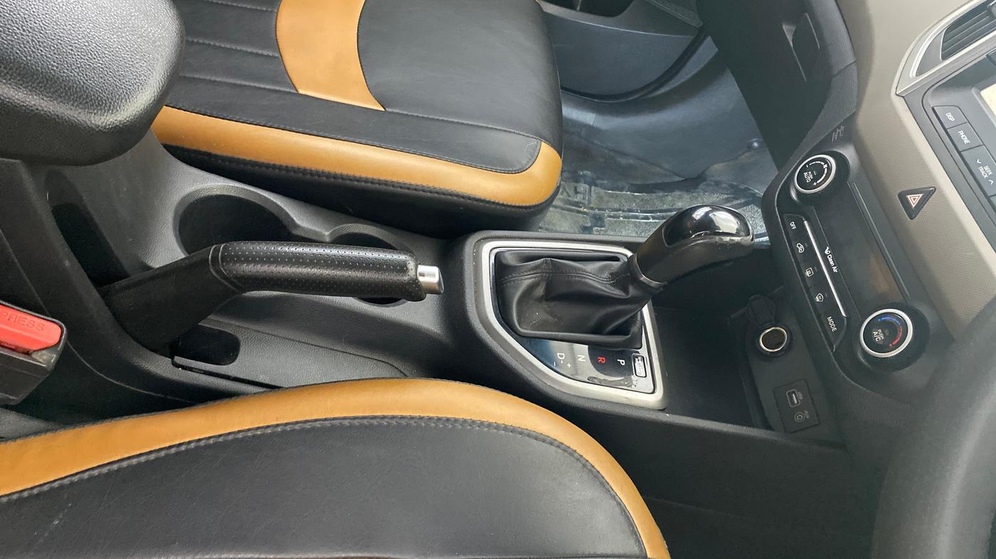 2017 Hyundai Creta SX PLUS AT 1.6 PETROL, Petrol, Automatic, 72,693 km, Gear Lever