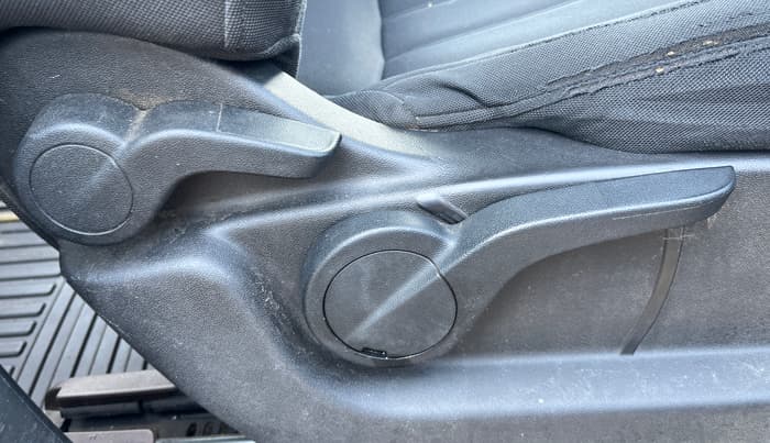 2013 Mahindra XUV500 W6, Diesel, Manual, 1,26,648 km, Driver Side Adjustment Panel