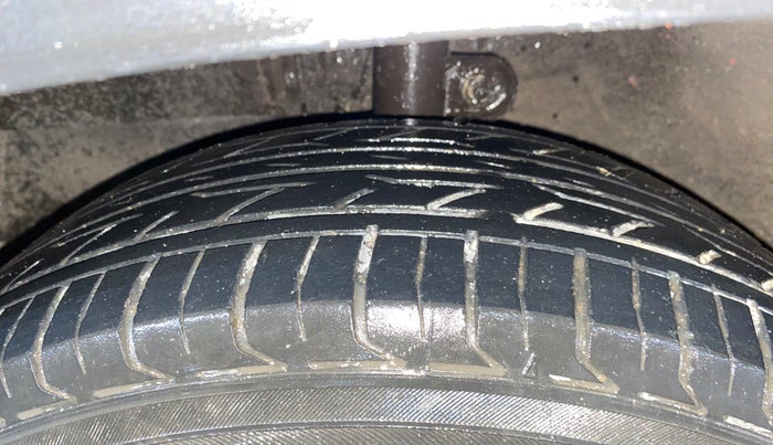 2016 Mahindra Kuv100 K6 PLUS 6 STR, Petrol, Manual, 71,388 km, Left Front Tyre Tread