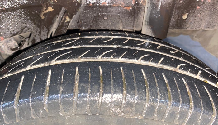 2016 Mahindra Kuv100 K6 PLUS 6 STR, Petrol, Manual, 71,388 km, Left Rear Tyre Tread