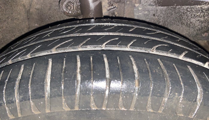 2016 Mahindra Kuv100 K6 PLUS 6 STR, Petrol, Manual, 71,388 km, Right Front Tyre Tread