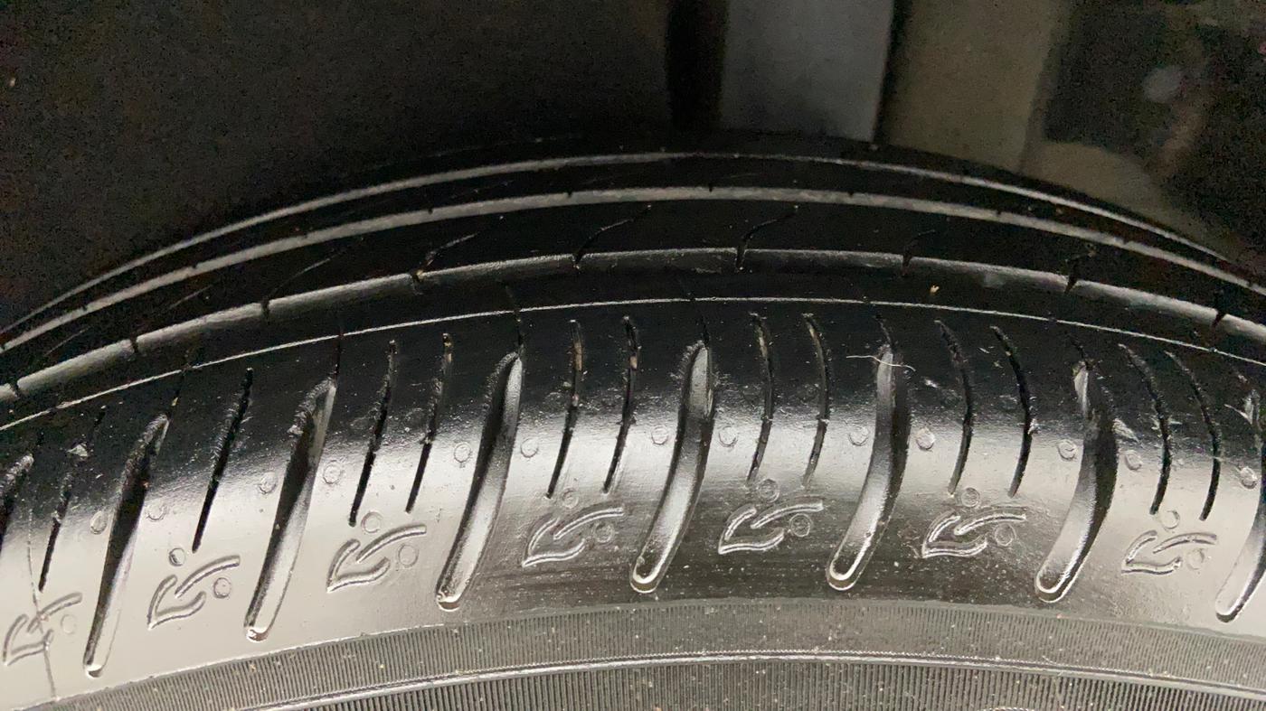2022 KIA CARENS PRESTIGE PLUS 1.4 PETROL 7 STR, Petrol, Manual, 25,961 km, Left Rear Tyre Tread