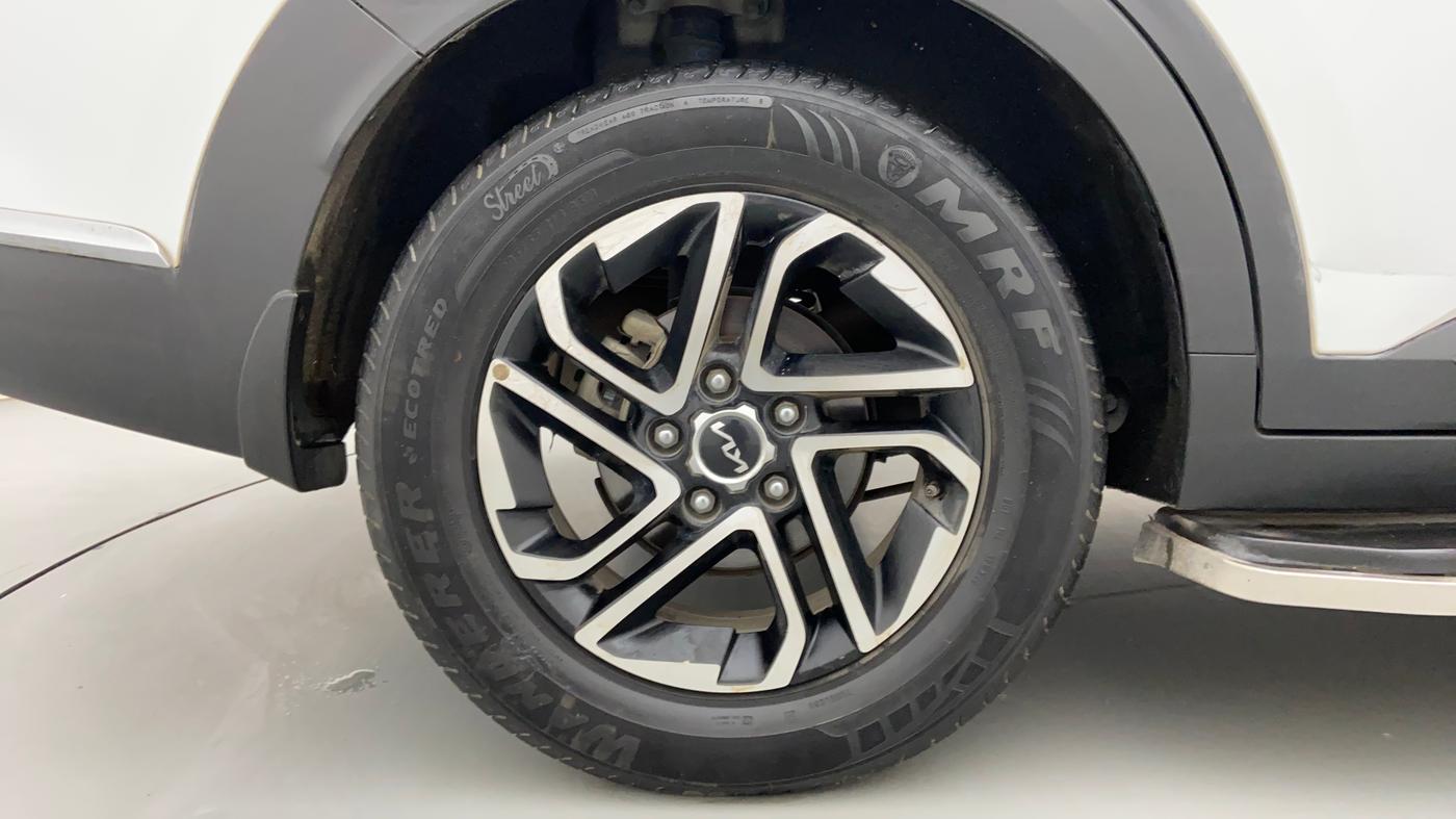 2022 KIA CARENS PRESTIGE PLUS 1.4 PETROL 7 STR, Petrol, Manual, 25,961 km, Right Rear Wheel