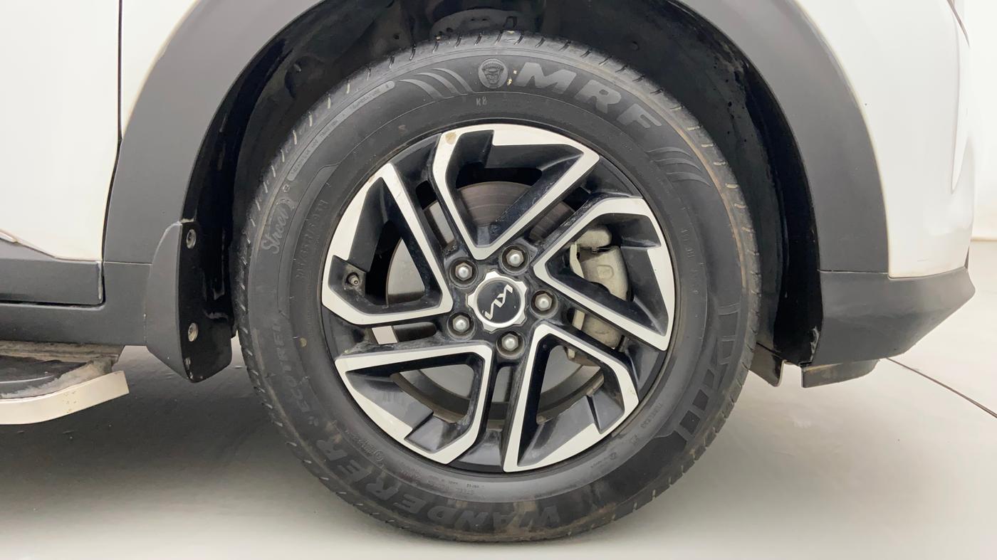 2022 KIA CARENS PRESTIGE PLUS 1.4 PETROL 7 STR, Petrol, Manual, 25,961 km, Right Front Wheel