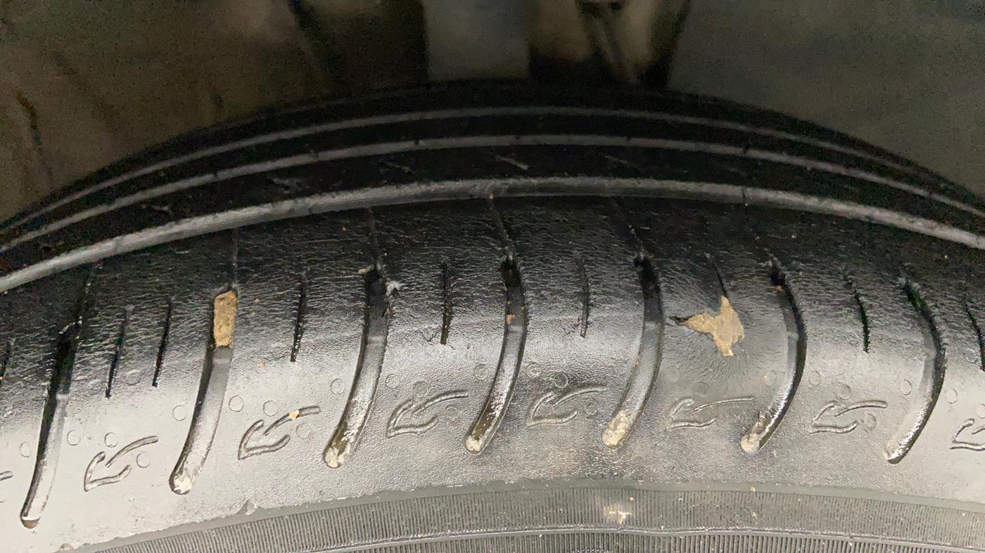 2022 KIA CARENS PRESTIGE PLUS 1.4 PETROL 7 STR, Petrol, Manual, 25,961 km, Right Front Tyre Tread