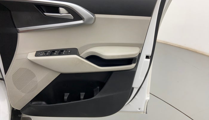 2022 KIA CARENS PRESTIGE PLUS 1.4 PETROL 7 STR, Petrol, Manual, 25,961 km, Driver Side Door Panels Control