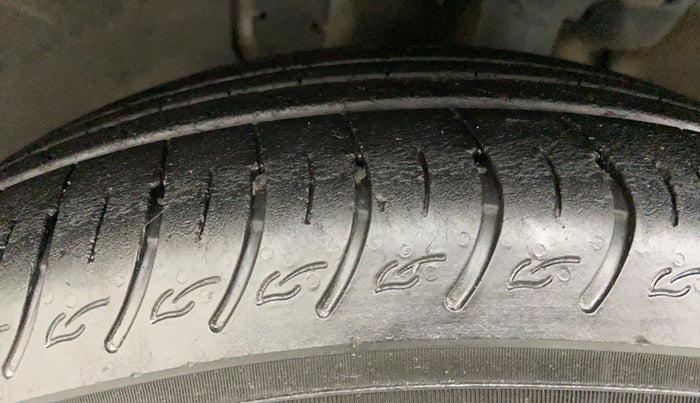 2022 KIA CARENS PRESTIGE PLUS 1.4 PETROL 7 STR, Petrol, Manual, 25,961 km, Left Front Tyre Tread