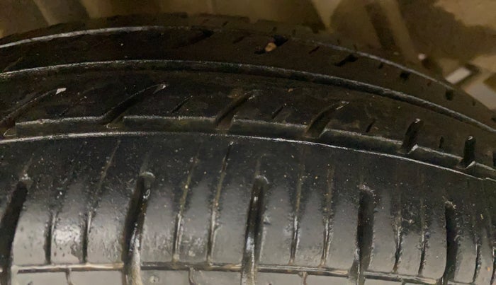 2017 Renault Kwid CLIMBER 1.0 AMT, Petrol, Automatic, 33,100 km, Right Rear Tyre Tread