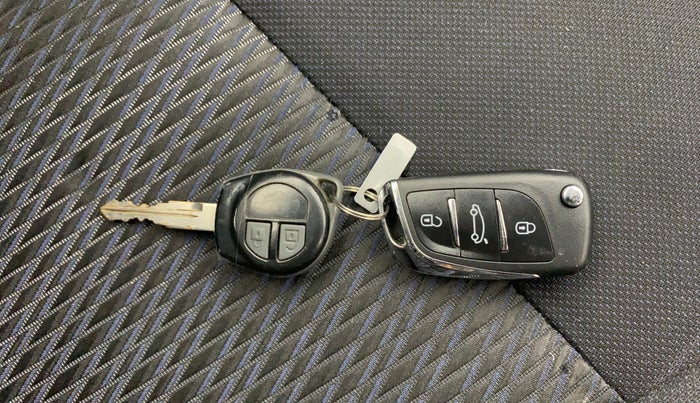 2013 Maruti Wagon R Stingray VXI, Petrol, Manual, 1,06,893 km, Key Close Up